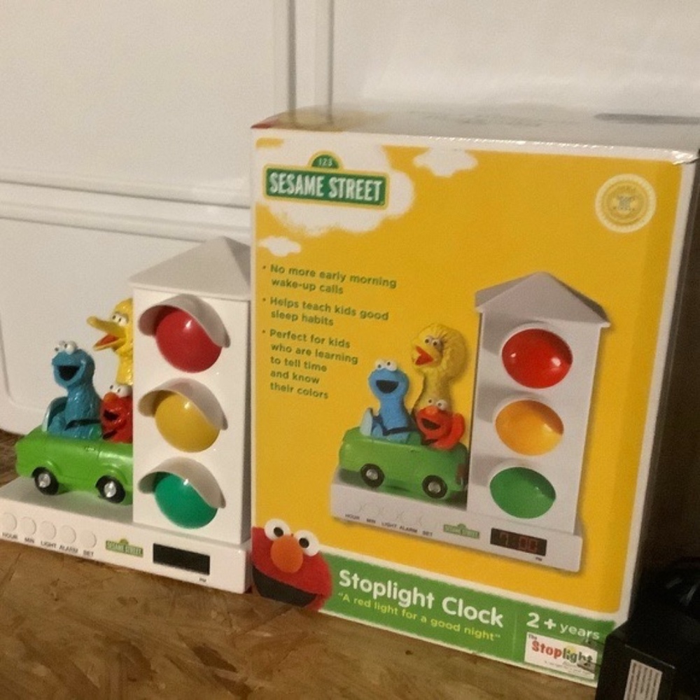 Sesame Street Stoplight Sleep Enhancing Alarm Clock for Kids (Elmo & Friends)